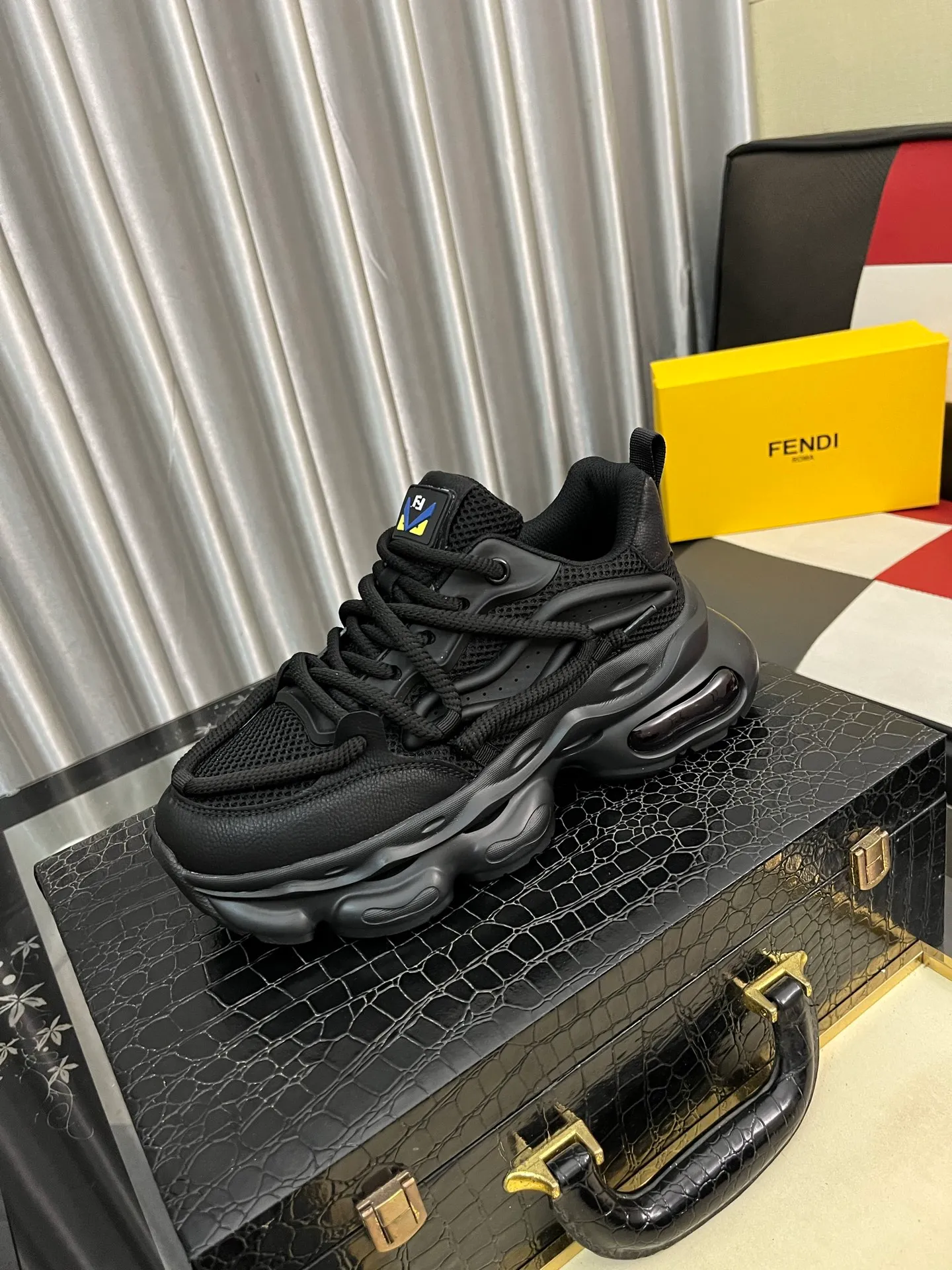Men's shoes 💰480⌚️⌚️【FENDI】original quality.~ Unique modern style sneakers. 🏃A must-have casual shoe for trendy men😍😍 Original brand imported from Italy, imported original leather, sheep lining (refuses to discolor and grind feet) Sole: Original sole provided by the original factory, French lazy style design ⚠️Fit to the feet, original quality, super comfortable original sole. Just like shooting the real thing🎬The real thing is better, code number: 38-44